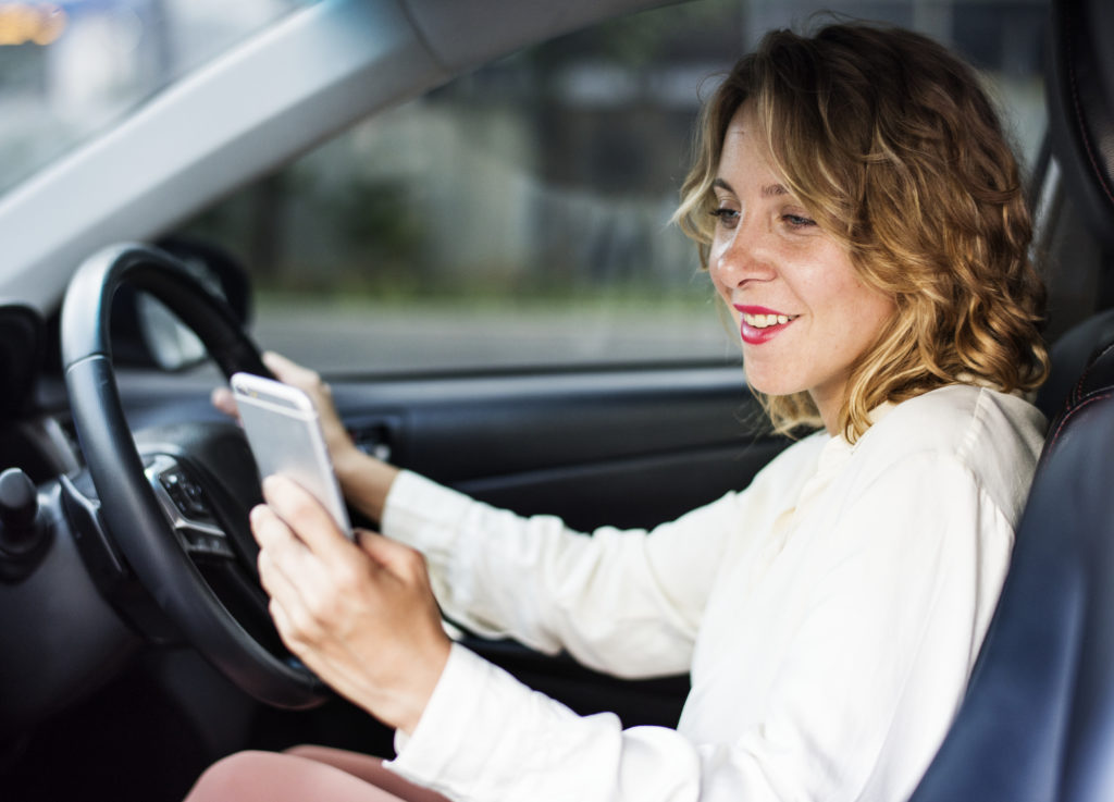 Mobile phones are a hazardous distraction for everyone. Avoid using them while driving for the first time alone!